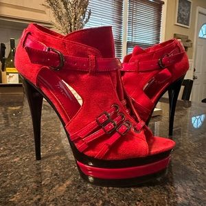 Size 8 1/2 red heels. 5 1/2 inch heels. Only worn handful of times. Really cute